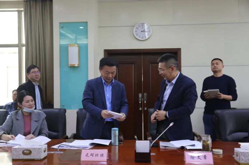 三位“神秘”客人出席這個政府議事會 三位“神秘”客人出席這個政府議事會